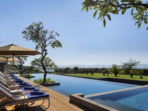 室外游泳池，提供泳池遮陽傘和日光浴躺椅