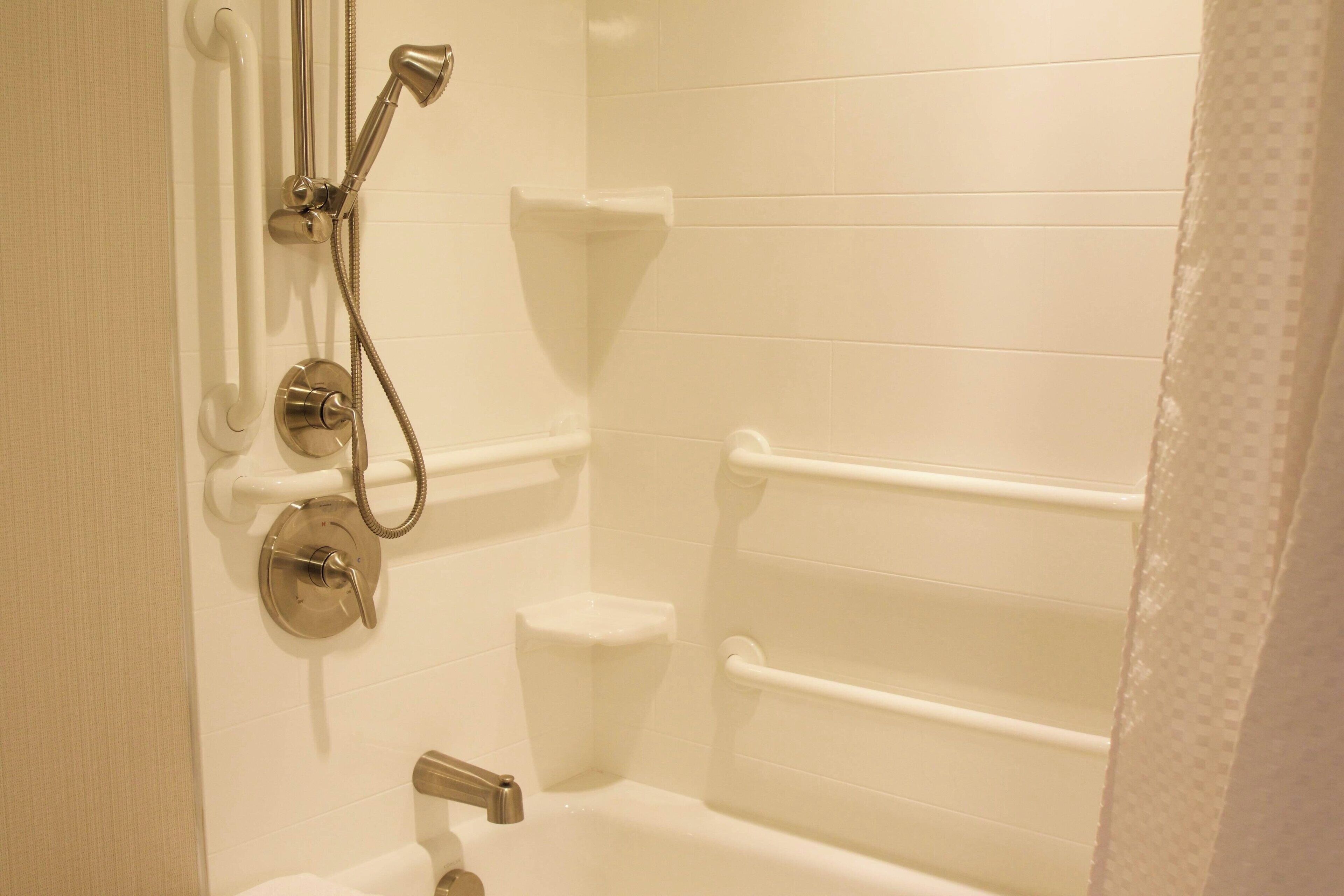 Un baño con bañera, ducha e inodoro.
