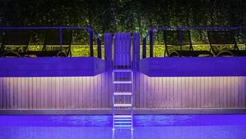 Piscina all'aperto, lettini