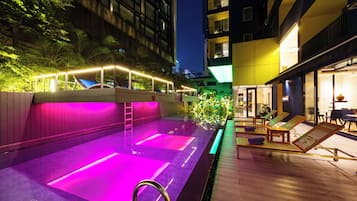 Utendørsbasseng og solsenger