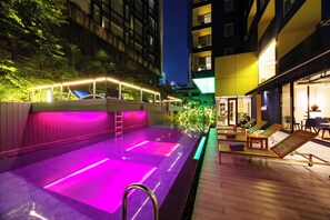 Outdoor pool, sun loungers - LiT BANGKOK Residence (Bangkok)