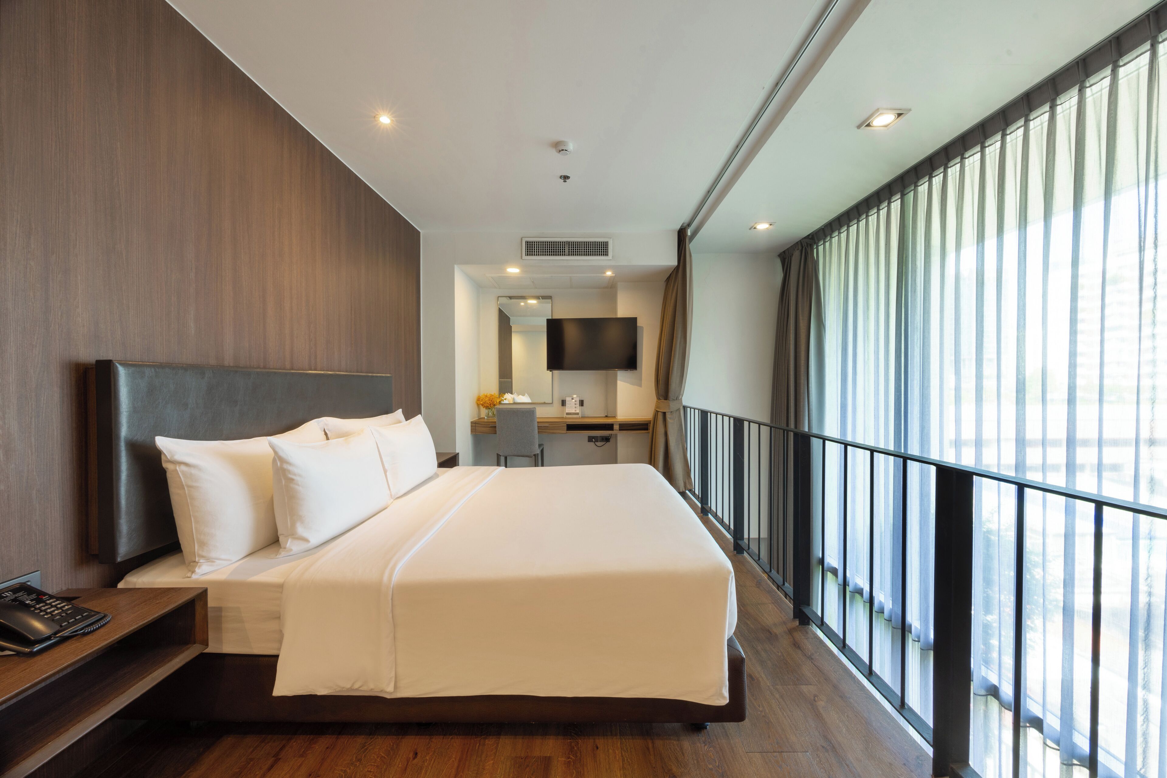 Duplex, 1 Bedroom, Kitchen | In-room safe, desk, laptop workspace, blackout drapes