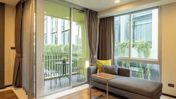 Lit Studio | Oleskelualue | 40–tuumainen LCD-televisio, jossa satelliittikanavat