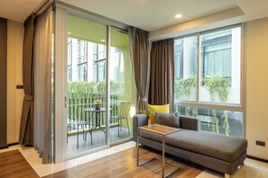 Lit Studio | Living area | 40-inch LCD TV with satellite channels, TV, DVD player - LiT BANGKOK Residence (Bangkok)