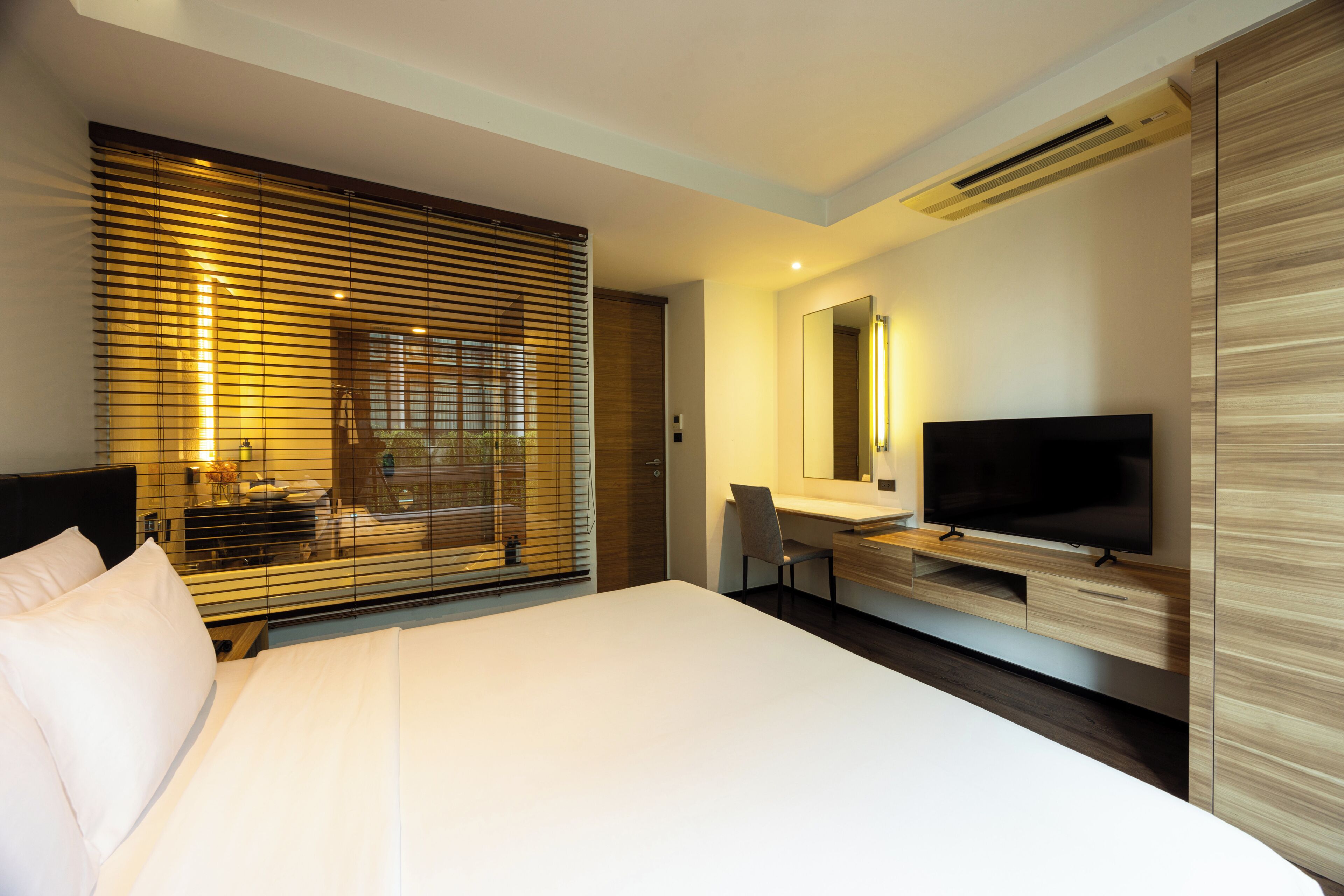 Deluxe Suite, 1 Bedroom, Kitchen | In-room safe, desk, laptop workspace, blackout drapes