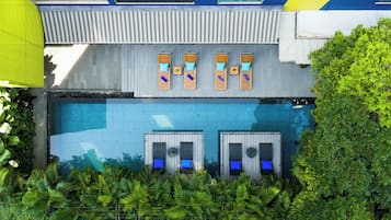 Utendørsbasseng og solsenger