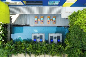 Outdoor pool, sun loungers - LiT BANGKOK Residence (Bangkok)