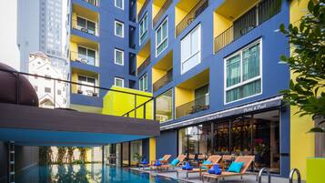 Piscina all'aperto, lettini