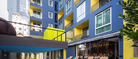 Una piscina al aire libre, sillones reclinables de piscina