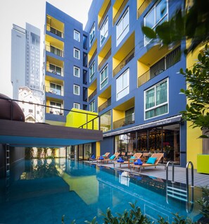 Outdoor pool, sun loungers - LiT BANGKOK Residence (Bangkok)