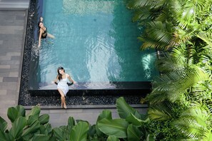 Piscina externa, espreguiçadeiras