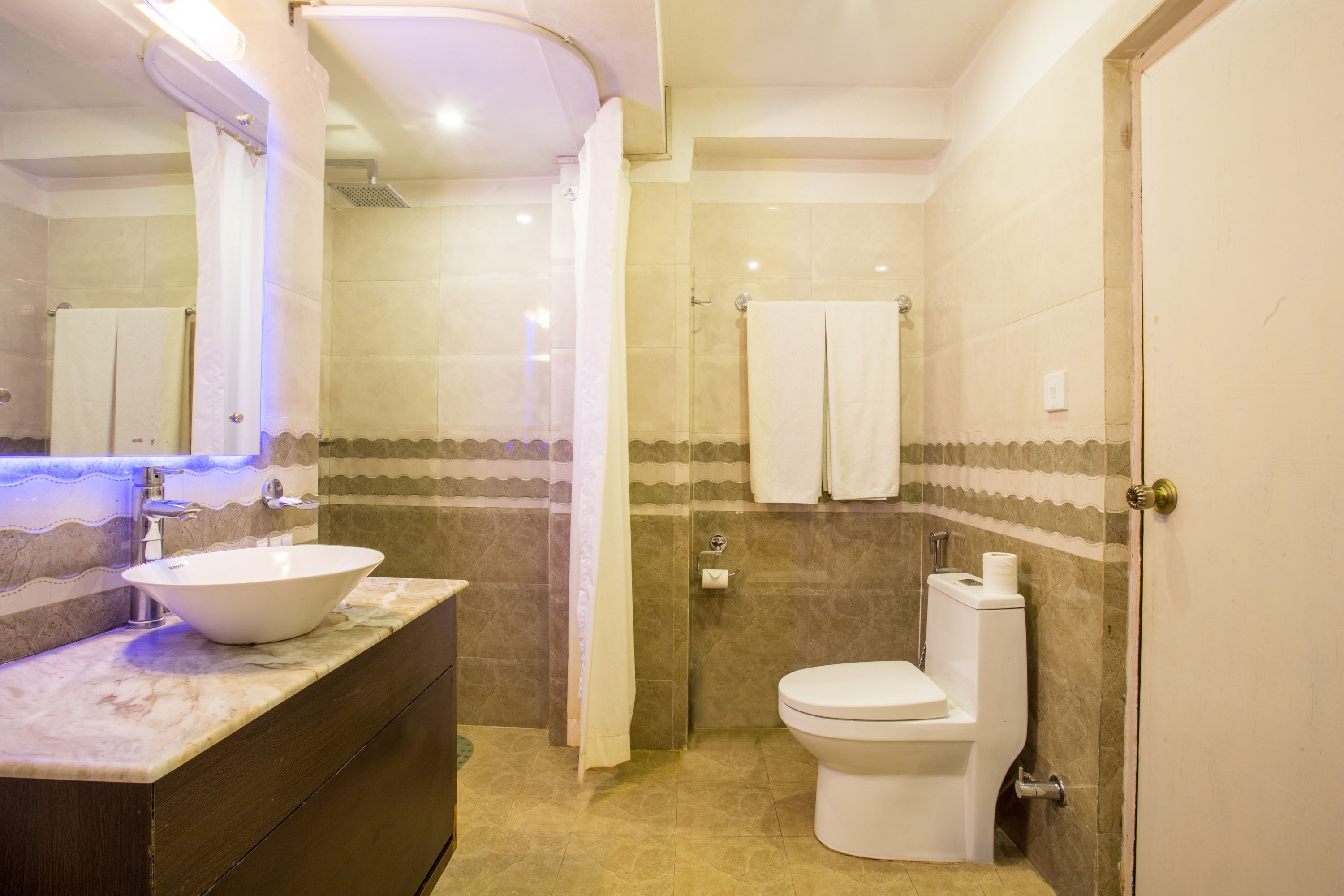 Un baño con lavabo, inodoro y zona de ducha.