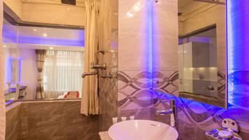 Deluxe Double or Twin Room | Bathroom
