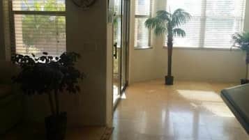 1 habitación, decoración personalizada y muebles diferentes