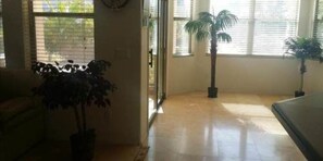 1 habitación, decoración personalizada y muebles diferentes 