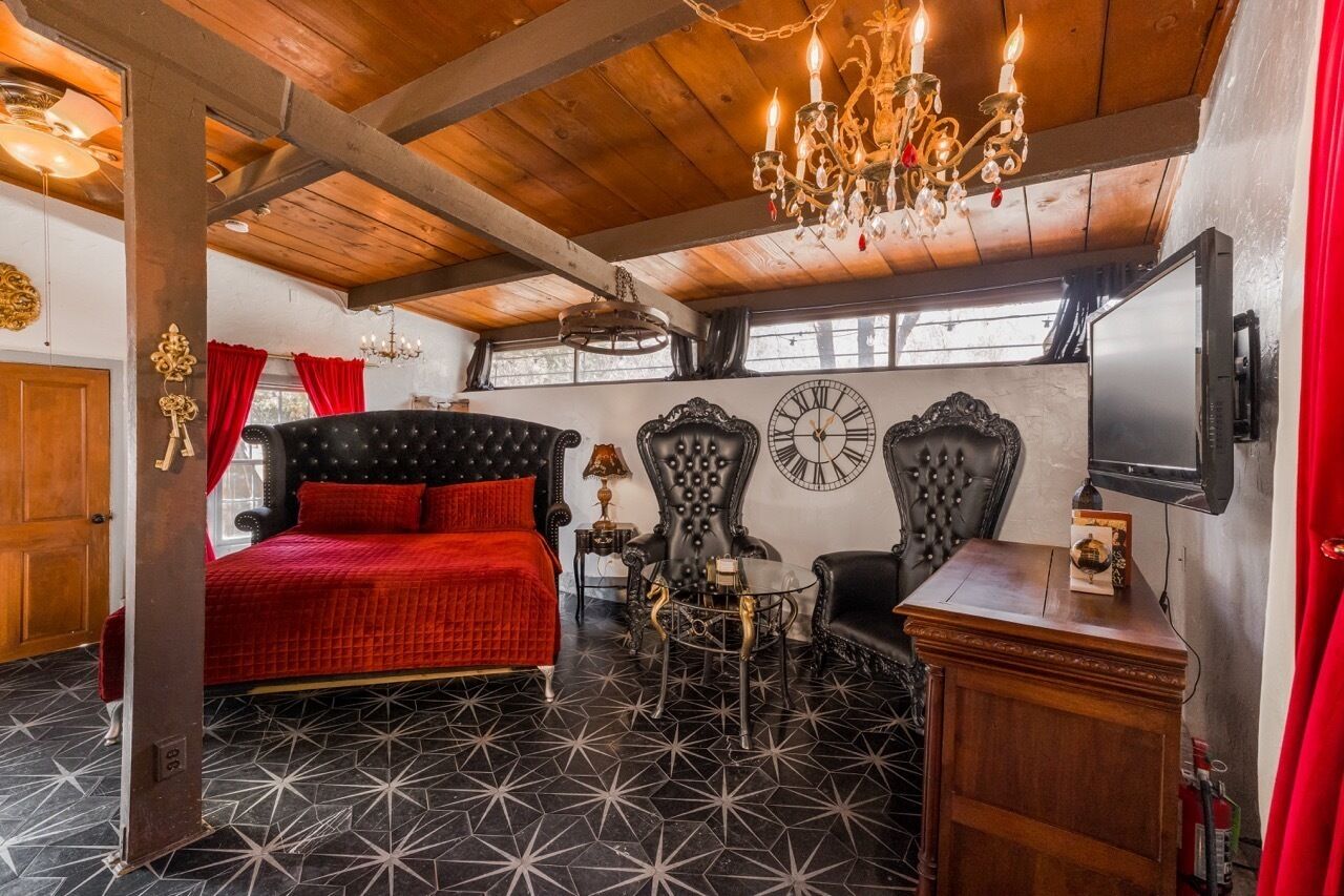 Camelot | 特厚豪華床墊、獨特設計、獨特裝修、手提電腦工作空間