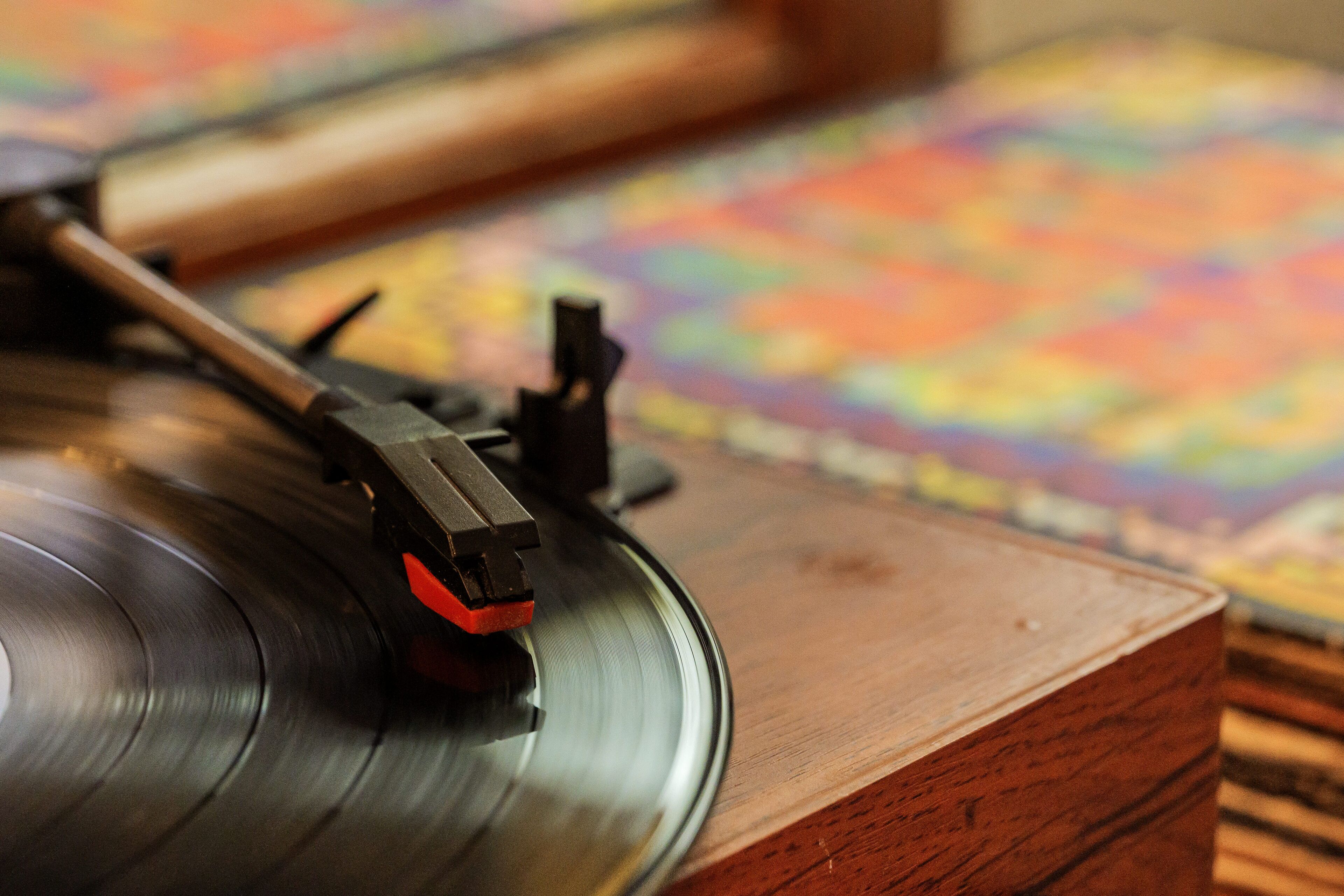 Primer plano de un tocadiscos con la aguja sobre un disco de vinilo.