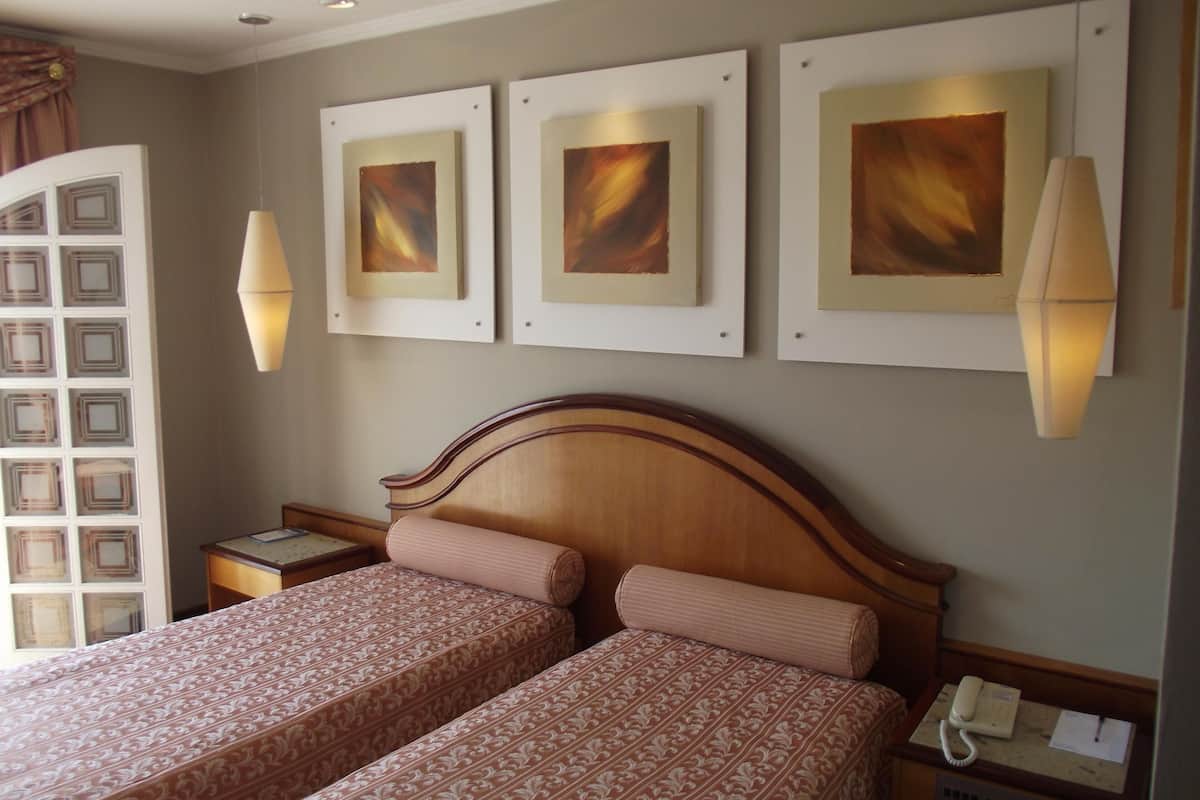 Escritorio, cortinas blackout, wifi gratis y ropa de cama