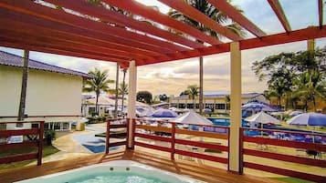 Piscina interna, piscina externa, espreguiçadeiras