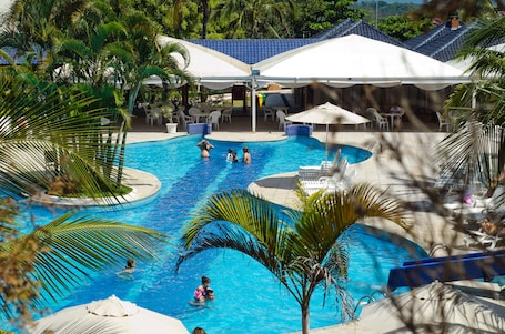 Una piscina techada, una piscina al aire libre