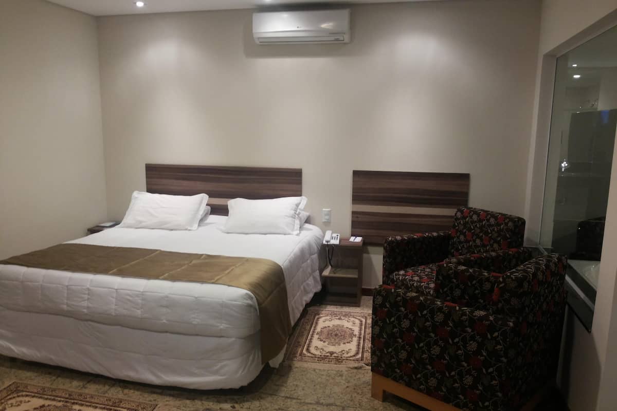 Escritorio, cortinas blackout, wifi gratis y ropa de cama