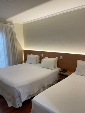 Luxury Triple | Desk, blackout drapes, free WiFi, bed sheets - Colonial Plaza Hotel (Pindamonhangaba)