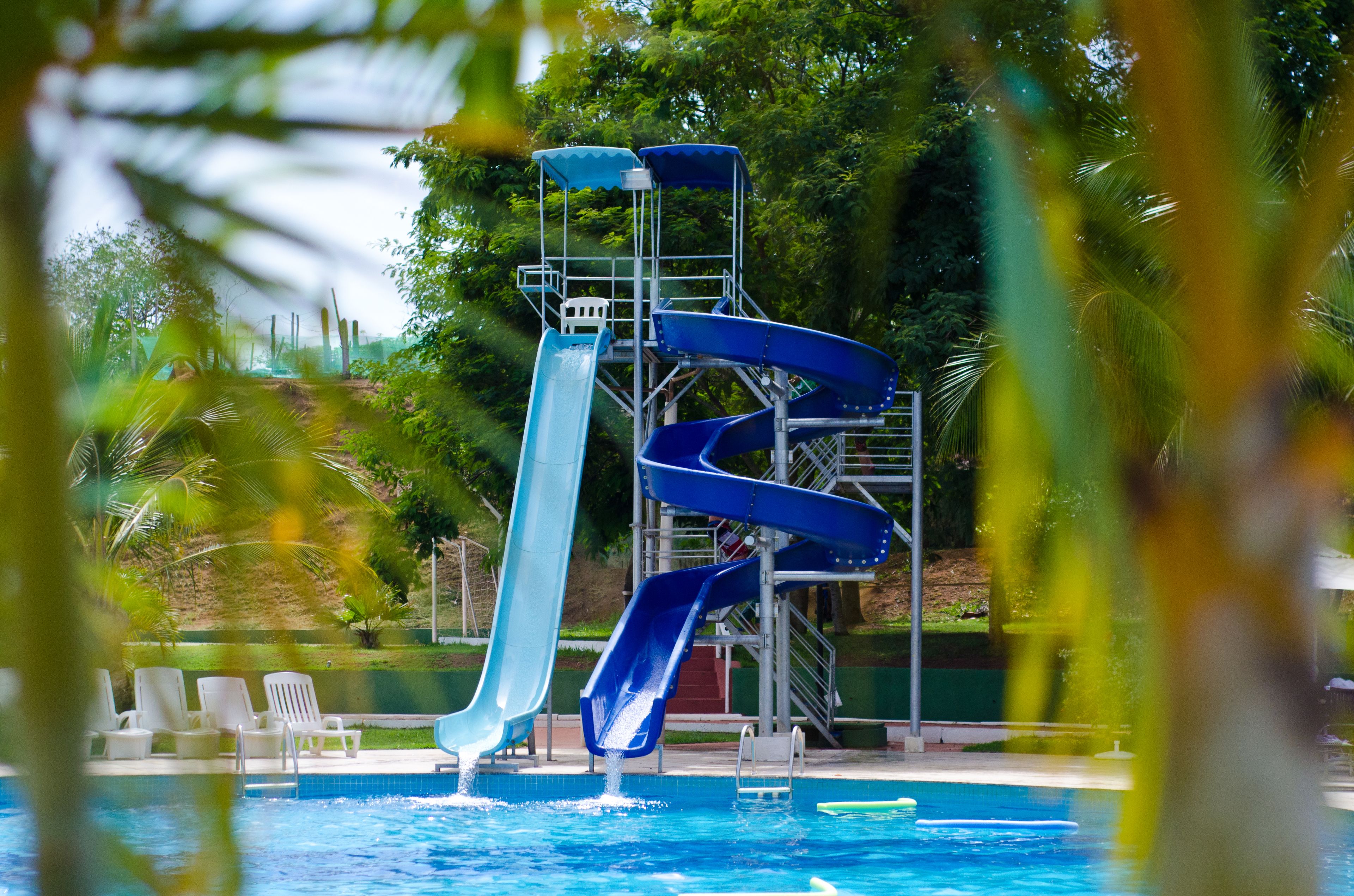 Parque acuático con dos toboganes y una piscina.