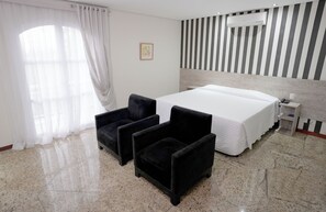 Master Suite | Desk, blackout drapes, free WiFi, bed sheets - Colonial Plaza Hotel (Pindamonhangaba)