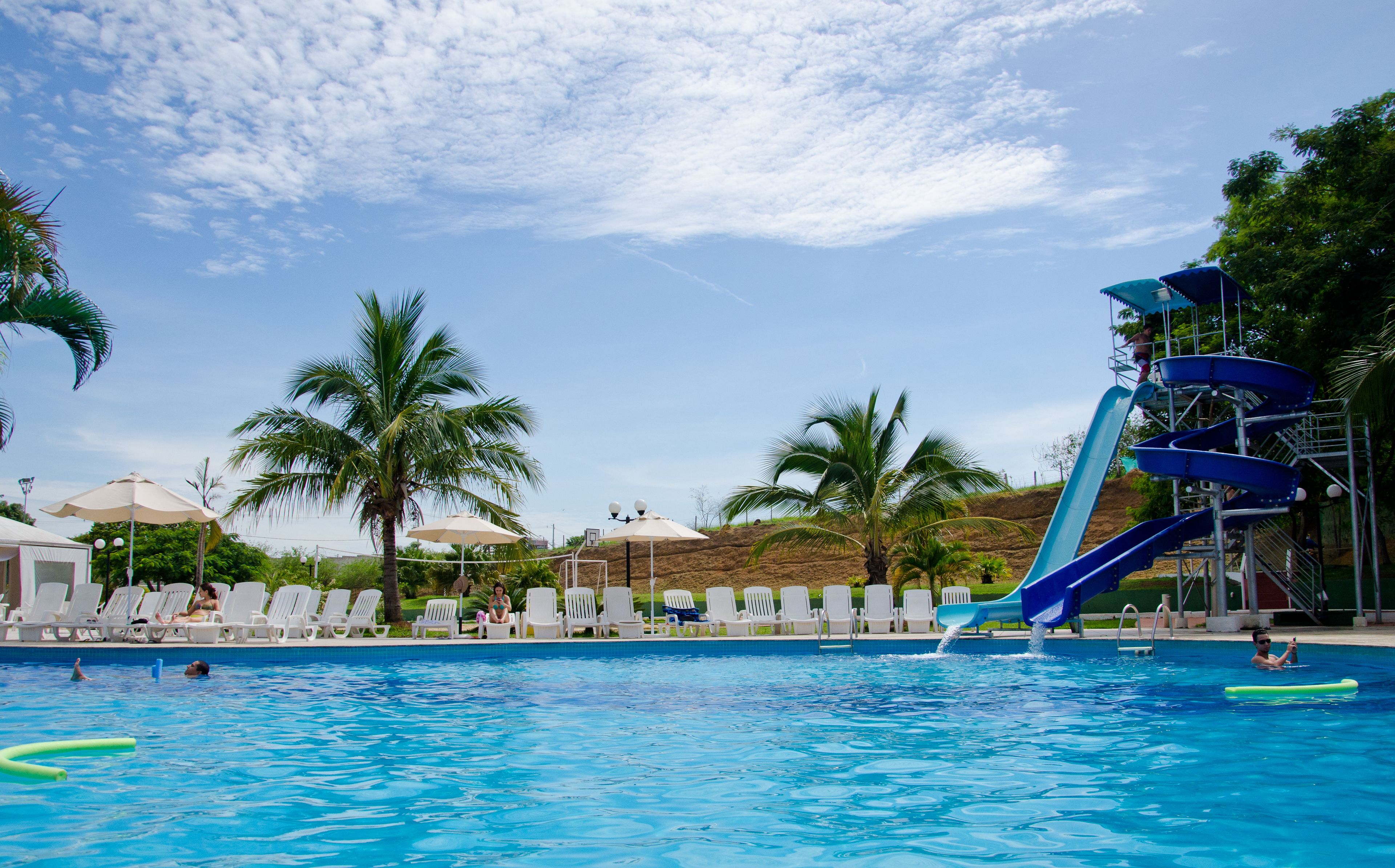 室內泳池、室外泳池；躺椅