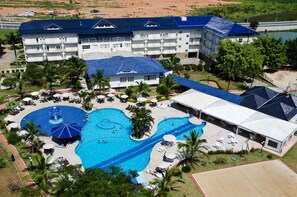 Indoor pool, outdoor pool, sun loungers - Colonial Plaza Hotel (Pindamonhangaba)