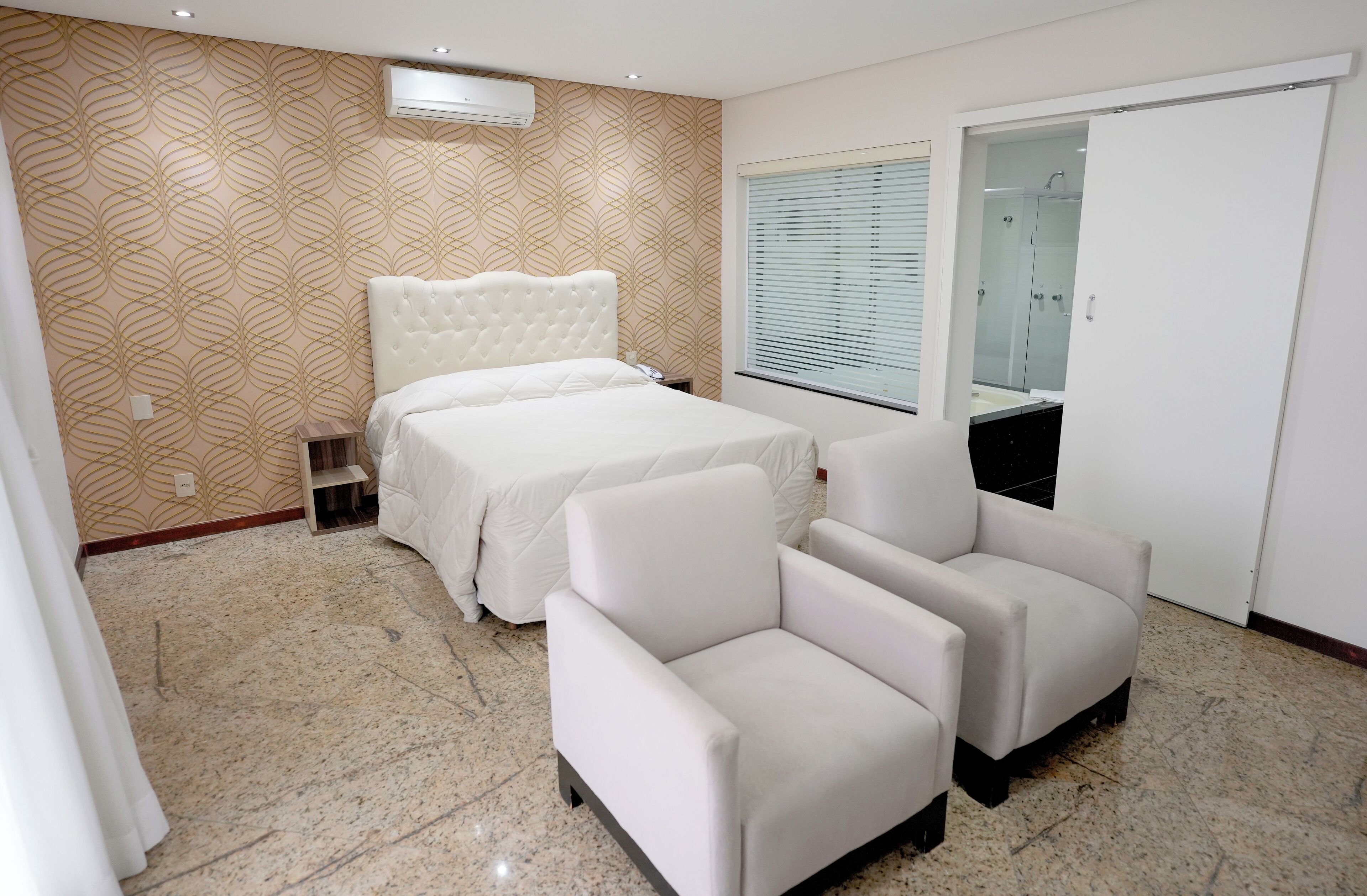 Bureau, rideaux occultants, Wi-Fi gratuit, draps fournis