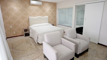 Premium Suite | Escrivaninha, cortinas blackout, Wi-Fi de cortesia, roupa de cama