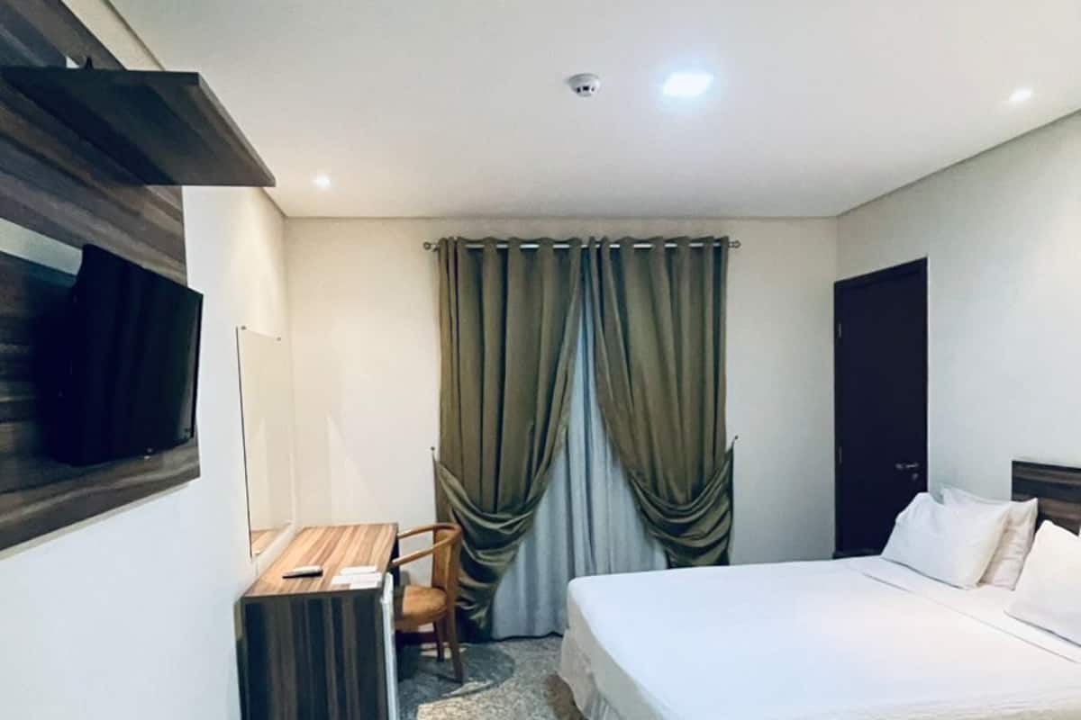 高级公寓, 1 间卧室 | 办公桌、遮光窗帘、免费 WiFi、床单
