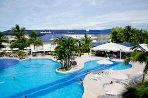 Indoor pool, outdoor pool, sun loungers - Colonial Plaza Hotel (Pindamonhangaba)