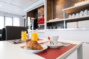 Breakfast (EUR 6 per person)