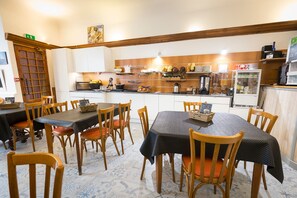 Daily buffet breakfast (EUR 12.50 per person) - Hôtel de la Paix (La Rochelle)