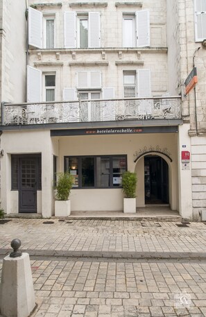 Front of property - Hôtel de la Paix (La Rochelle)