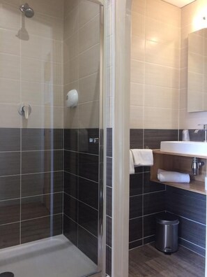 Klassieke kamer, 1 twee- of 2 eenpersoonsbedden | Badkamer | Een douche, gratis toiletartikelen, een haardroger, handdoeken