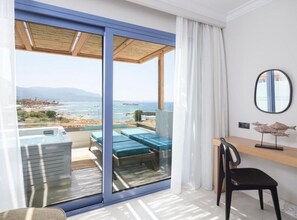 Suite, hot tub, pemandangan laut | Bantalan ekstra lembut, brankas, dan didekorasi berbeda-beda