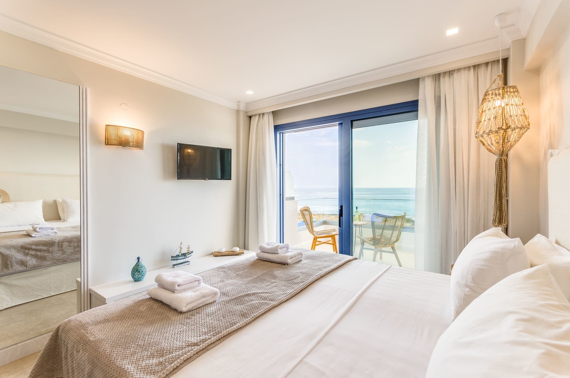 deluxe suite, sea view | 1 bedroom, pillow-top beds, in-room safe, individually decorated