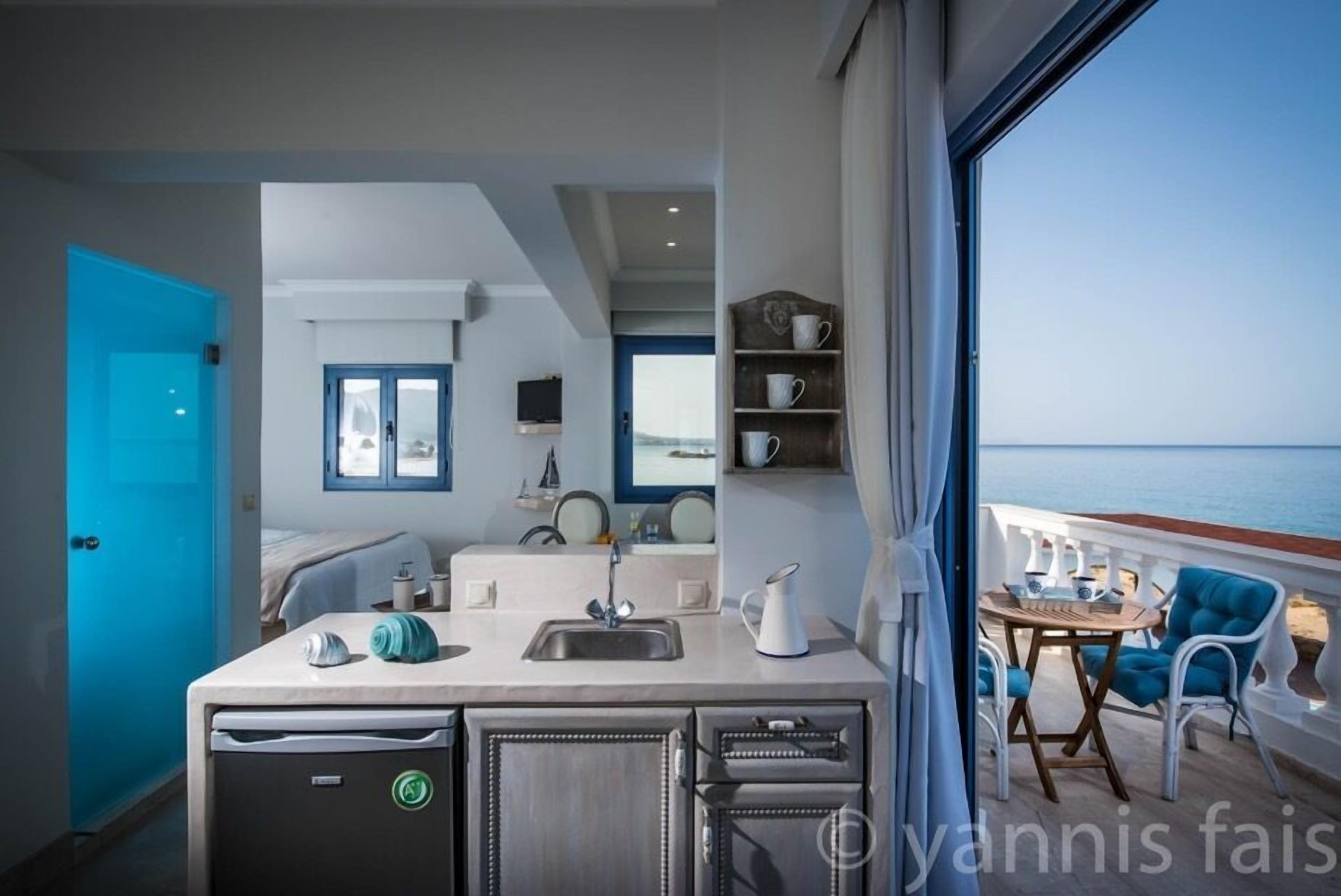 deluxe studio, sea view | 1 bedroom, pillow-top beds, in-room safe, individually decorated