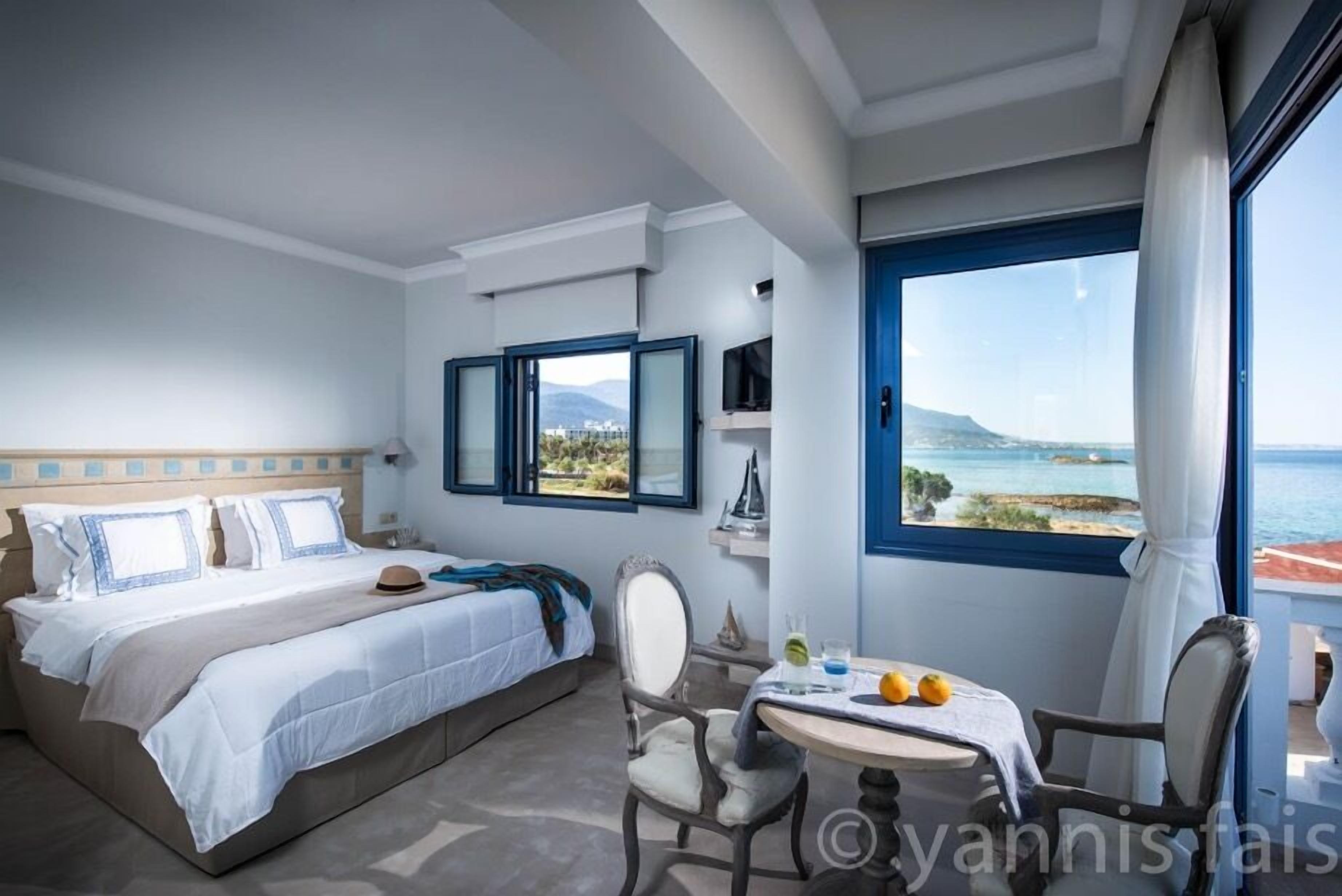 deluxe studio, sea view | 1 bedroom, pillow-top beds, in-room safe, individually decorated