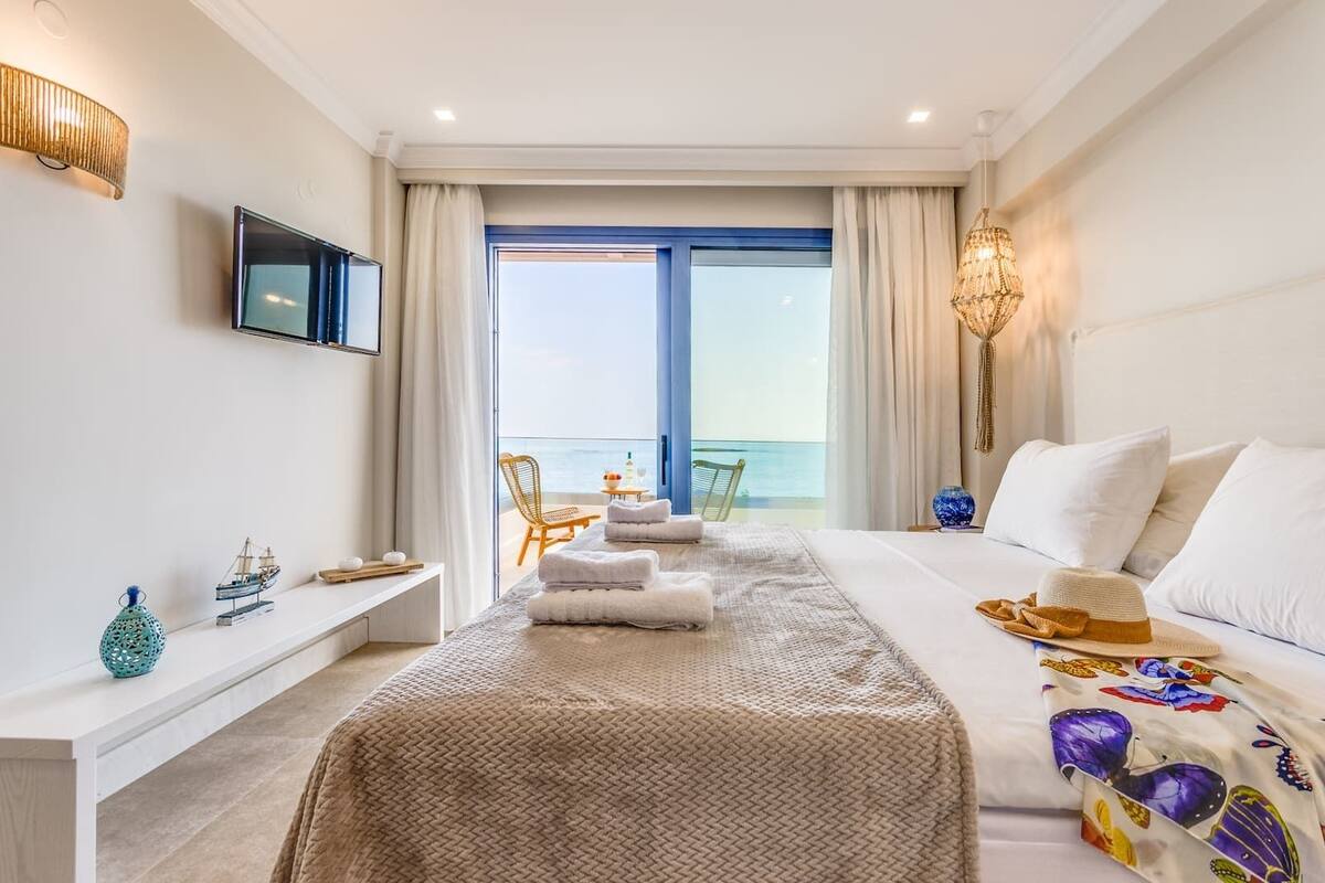 deluxe suite, sea view | 1 bedroom, pillow-top beds, in-room safe, individually decorated