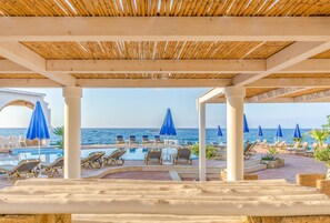 Piscine extérieure, parasols de plage, chaises longues