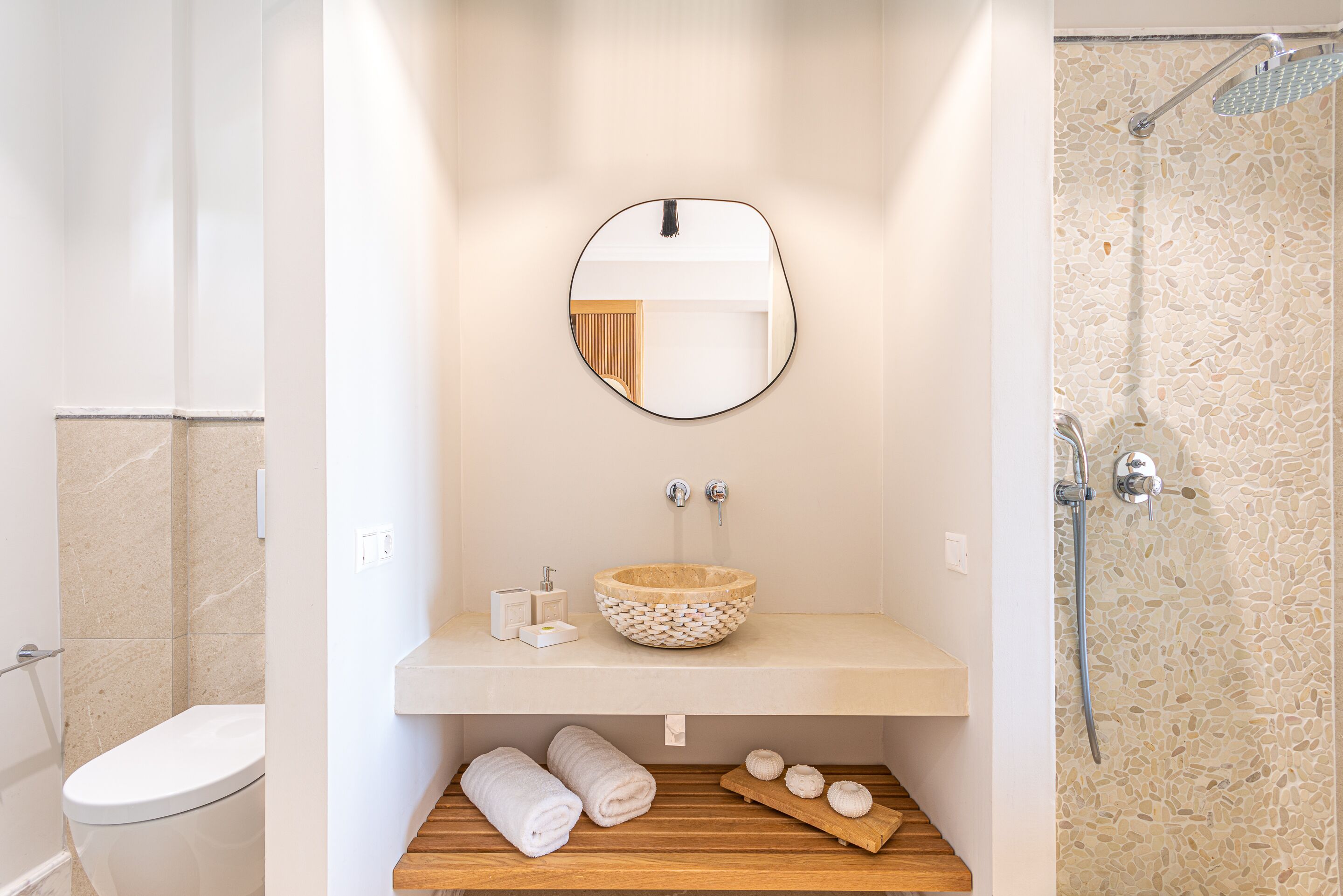 deluxe suite, sea view | 1 bedroom, pillow-top beds, in-room safe, individually decorated