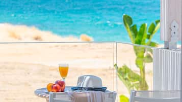 Frokost, lunsj og middag serveres, utsikt mot bassenget