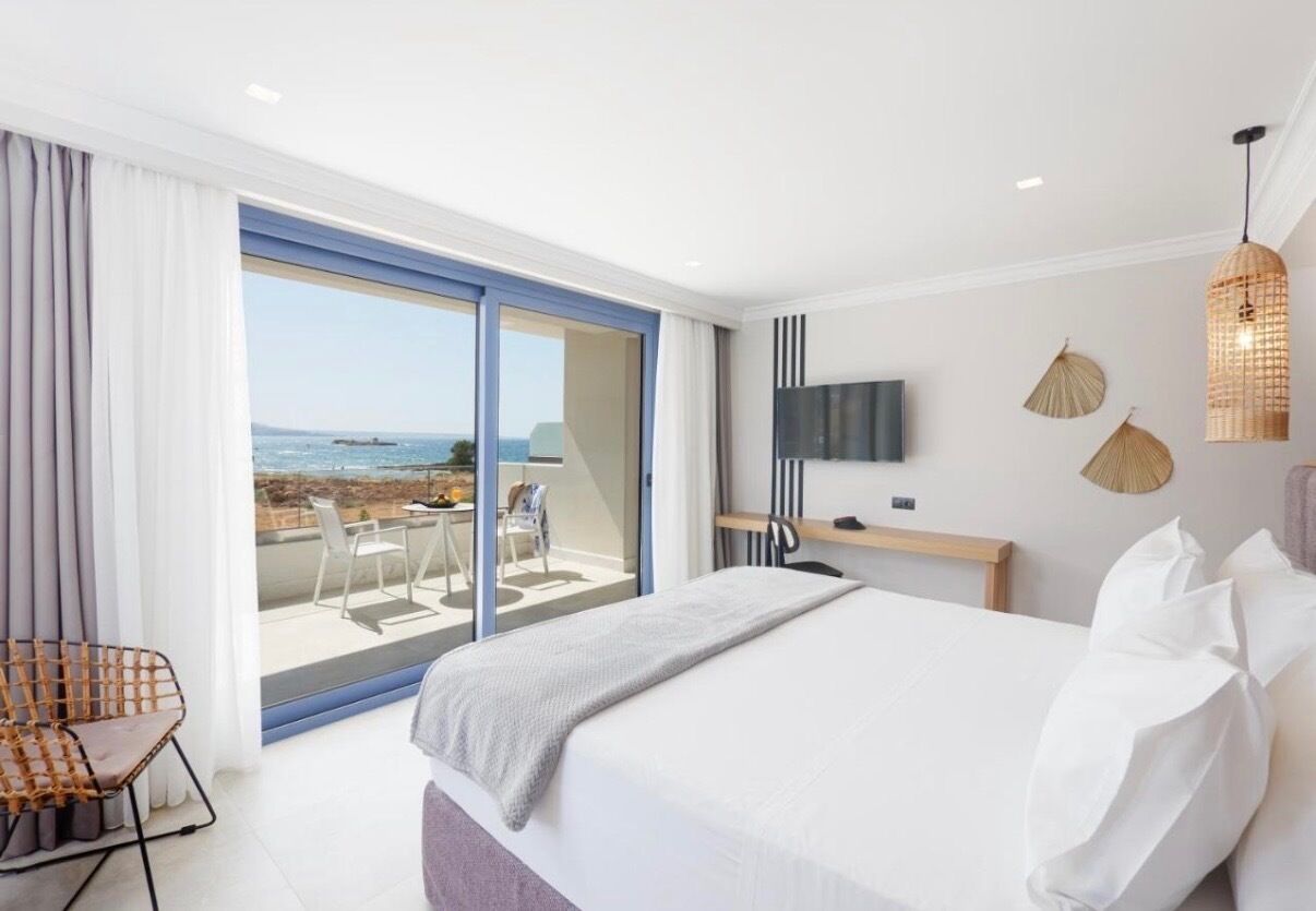 Deluxe Studio Suite | Pillowtop beds, in-room safe, individually decorated