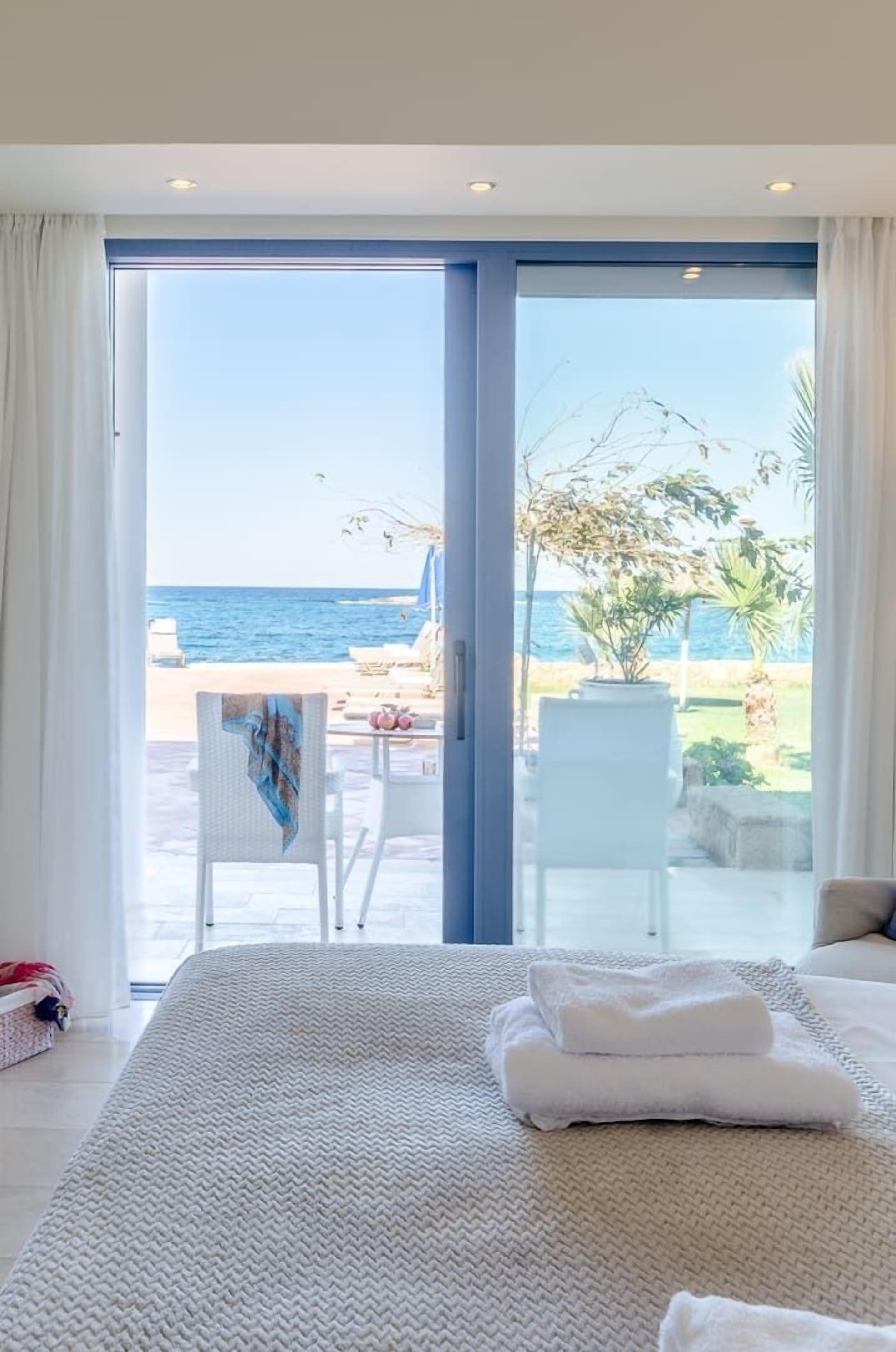 deluxe studio, sea view, ground floor (pool front) | 1 bedroom, pillow-top beds, in-room safe, individually decorated