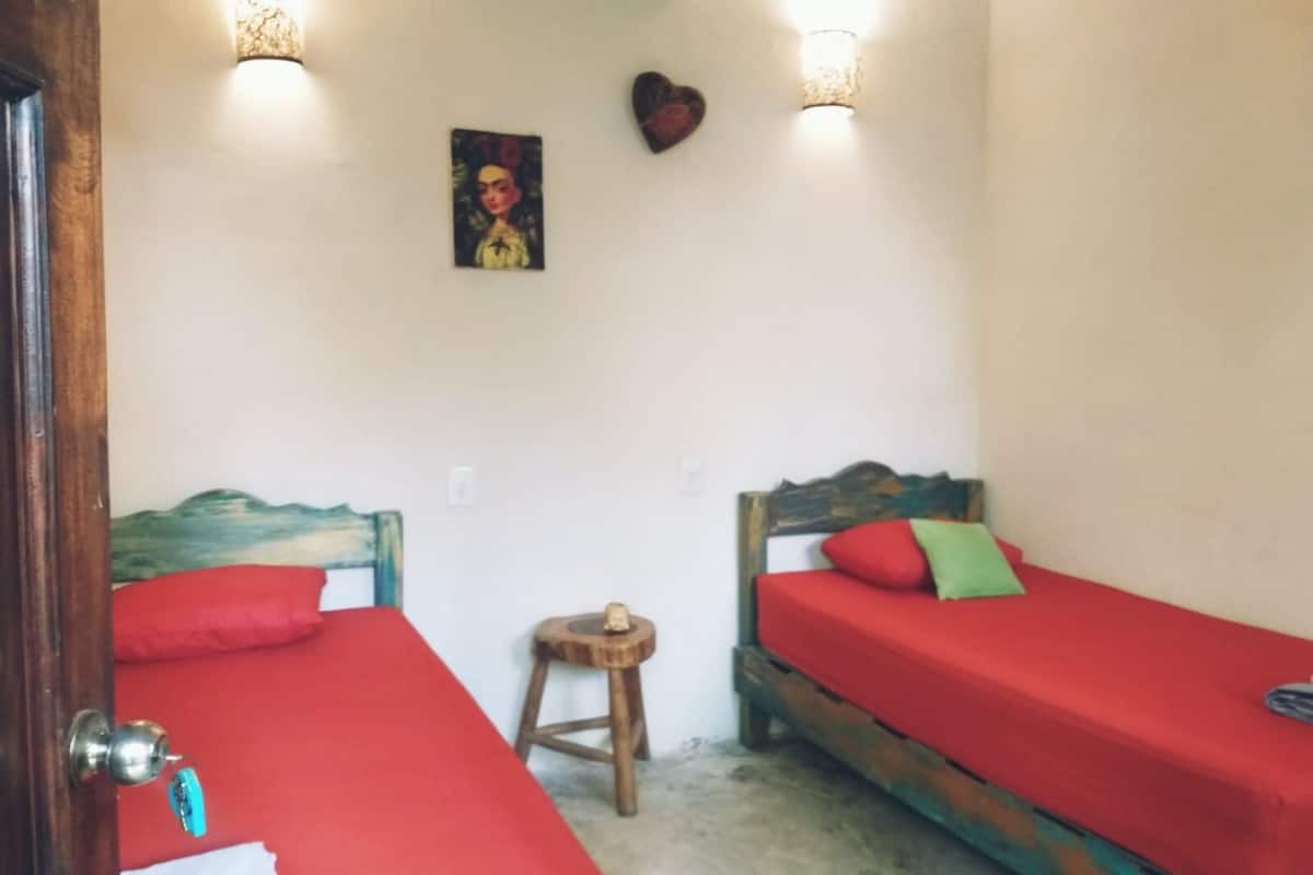 Dormitorio condiviso Design | Copriletto in piuma, postazione laptop, Wi-Fi gratuito, lenzuola