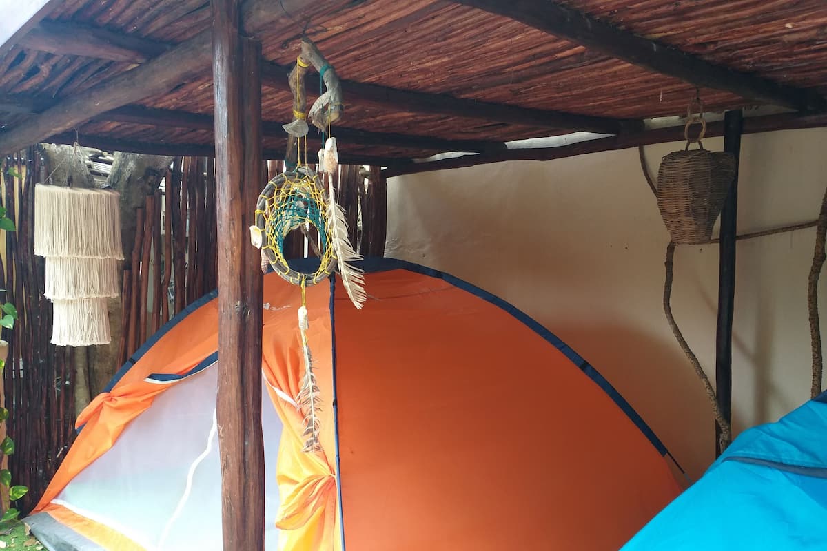 Tent | Copriletto in piuma, postazione laptop, Wi-Fi gratuito, lenzuola
